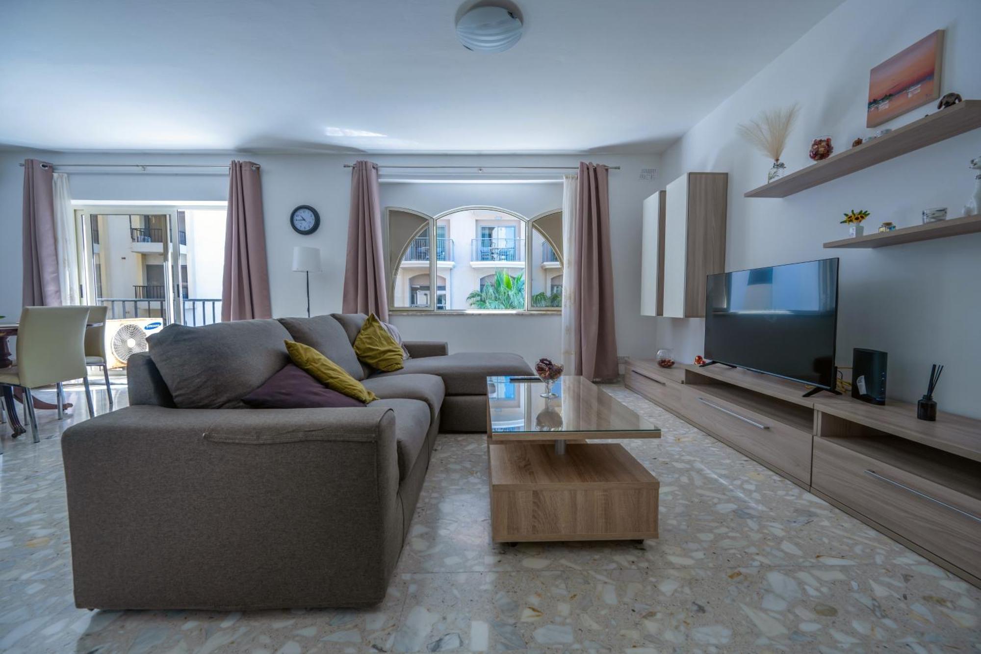 Spacious 3 Bedroom Apartment In The Heart Of St Julians San Ġiljan Buitenkant foto